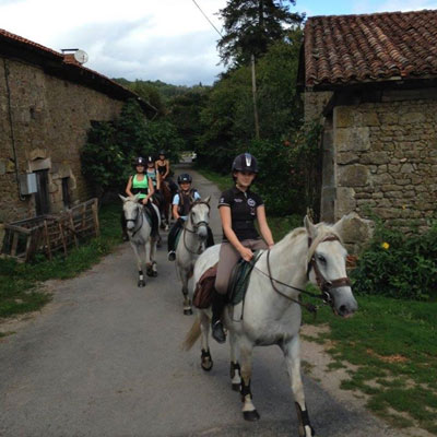 Venez découvrir l'équitation dans le centre équestre à Blond