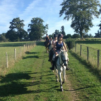 Venez découvrir l'équitation dans le centre équestre à Blond